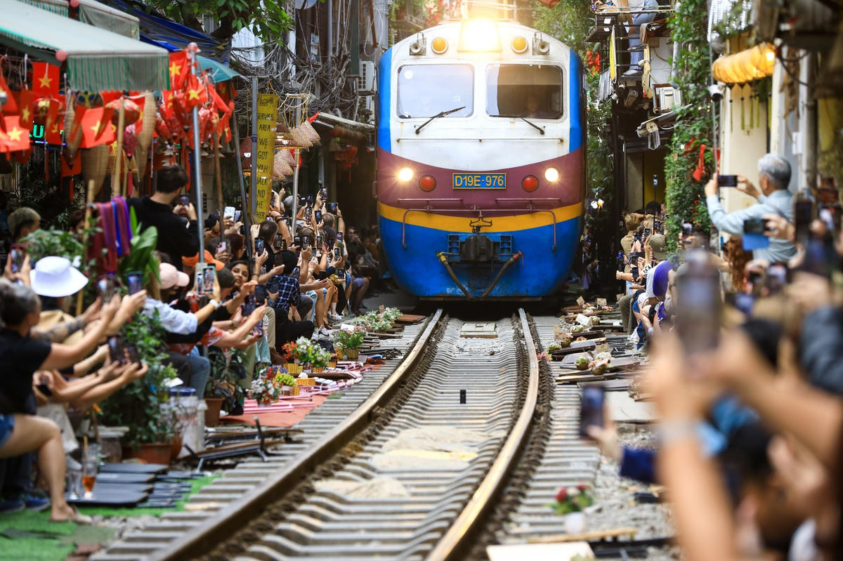 Hà Nội kiến nghị dừng tàu khách qua khu phố cà phê đường tàu