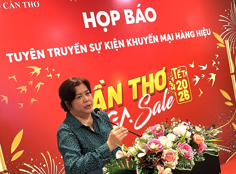 B&agrave; Nguyễn Thị Thanh Hương Gi&aacute;m đốc C&ocirc;ng ty TNHH TMDV BigBang H&agrave;ng Hiệu ph&aacute;t biểu cam kết tại Họp b&aacute;o