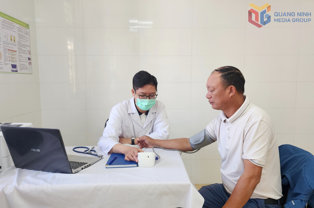 B&aacute;c sĩ Trạm Y tế phường Đ&ocirc;ng Mai kh&aacute;m s&agrave;ng lọc bệnh tăng huyết &aacute;p cho người d&acirc;n đến kh&aacute;m bệnh
