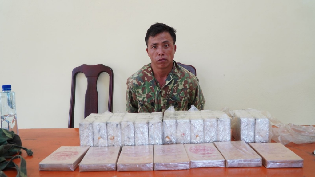 Đối tượng Lầu A Chu c&ugrave;ng 33 b&aacute;nh heroin tang vật bị lực lượng chức năng bắt giữ. Ảnh: TB