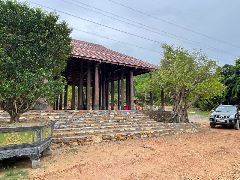 Nhà rường trung tâm đang hoàn thiện Nhà rường trung tâm đang hoàn thiện