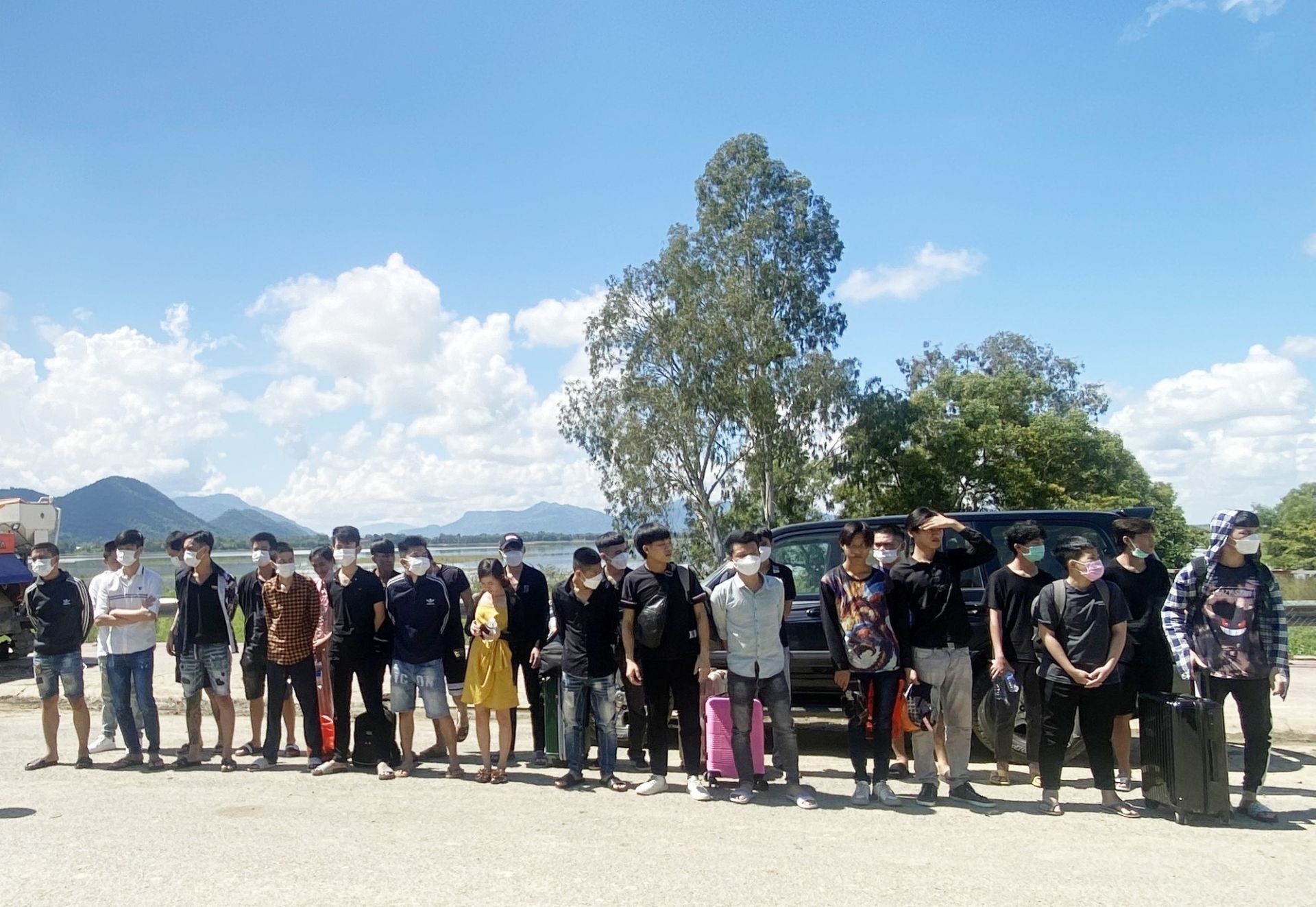 Tiếp nhận c&ocirc;ng d&acirc;n Việt Nam bị đưa tr&aacute;i ph&eacute;p sang Campuchia. (Ảnh: TTXVN)