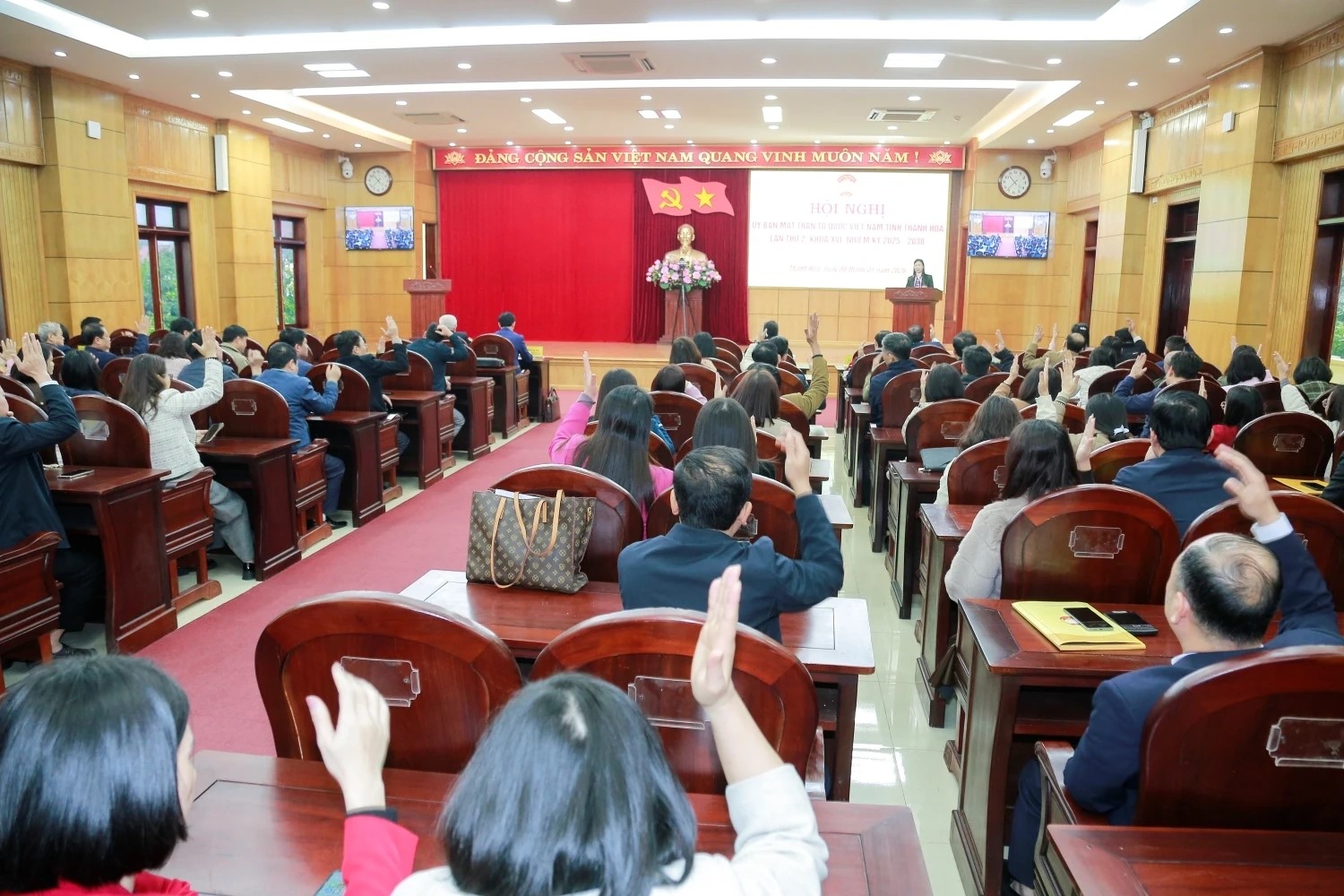 Các đại biểu biểu quyết thống nhất danh sách giới thiệu của cơ quan Ủy ban MTTQ tỉnh ứng cử đại biểu Quốc hội khóa XVI, đại biểu HĐND tỉnh khóa XIX, nhiệm kỳ 2026-2031. Các đại biểu biểu quyết thống nhất danh sách giới thiệu của cơ quan Ủy ban MTTQ tỉnh ứng cử đại biểu Quốc hội khóa XVI, đại biểu HĐND tỉnh khóa XIX, nhiệm kỳ 2026-2031.