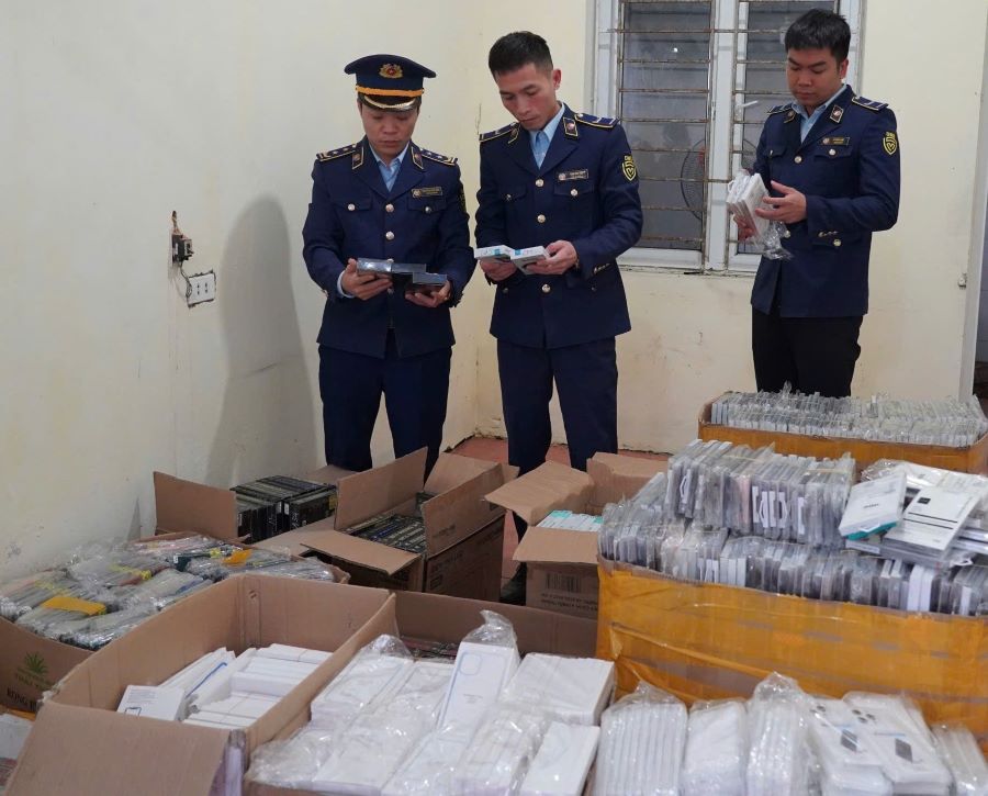 Lực lượng QLTT Hà Tĩnh tạm giữ toàn bộ tang vật để điều tra, làm rõ và xử lý theo theo quy định của pháp luật Lực lượng QLTT Hà Tĩnh tạm giữ toàn bộ tang vật để điều tra, làm rõ và xử lý theo theo quy định của pháp luật