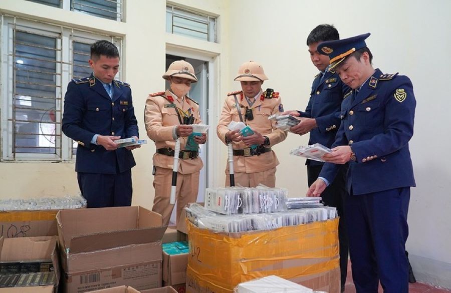 Hà Tĩnh: Phát hiện xe ô tô vận chuyển 10.500 phụ kiện điện thoại nhập lậu