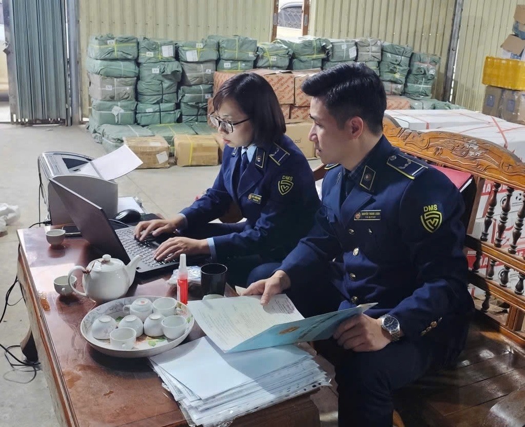 Lực lượng Quản l&yacute; thị trường tỉnh Th&aacute;i Nguy&ecirc;n kiểm tra h&agrave;ng h&oacute;a trong đợt cao điểm. Ảnh: TA