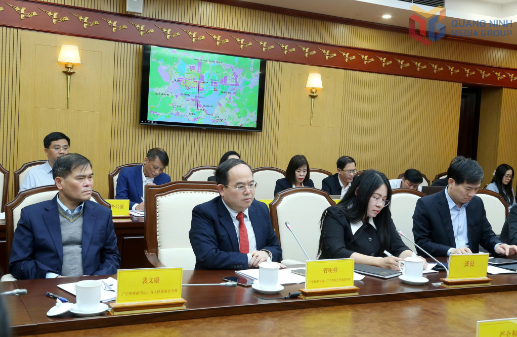 &Ocirc;ng Quản Minh Cường, B&iacute; thư Tỉnh ủy, Trưởng Đo&agrave;n ĐBQH tỉnh Quảng Ninh, ph&aacute;t biểu tại buổi l&agrave;m việc.