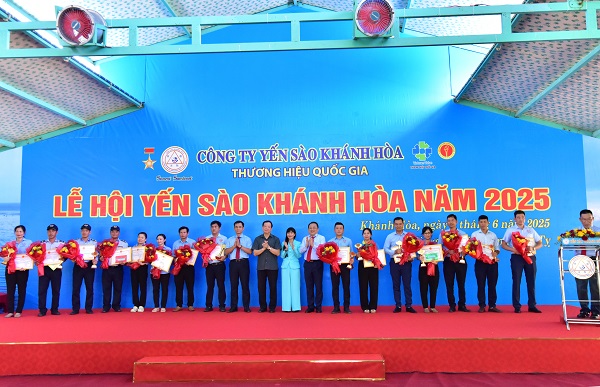 Tặng qu&agrave; v&agrave; giấy khen cho c&aacute;n bộ nh&acirc;n vi&ecirc;n v&agrave; người lao động trong Lễ hội Yến s&agrave;o 2025