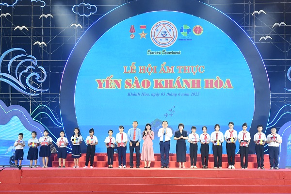 Trao qu&agrave; cho học sinh ngh&egrave;o học giỏi trong Lễ hội Ẩm thực