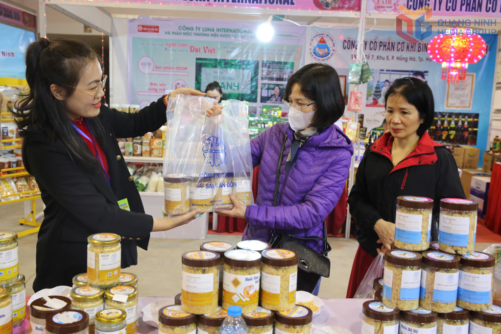 Người d&acirc;n mua h&agrave;ng tại Hội chợ OCOP Xu&acirc;n 2025