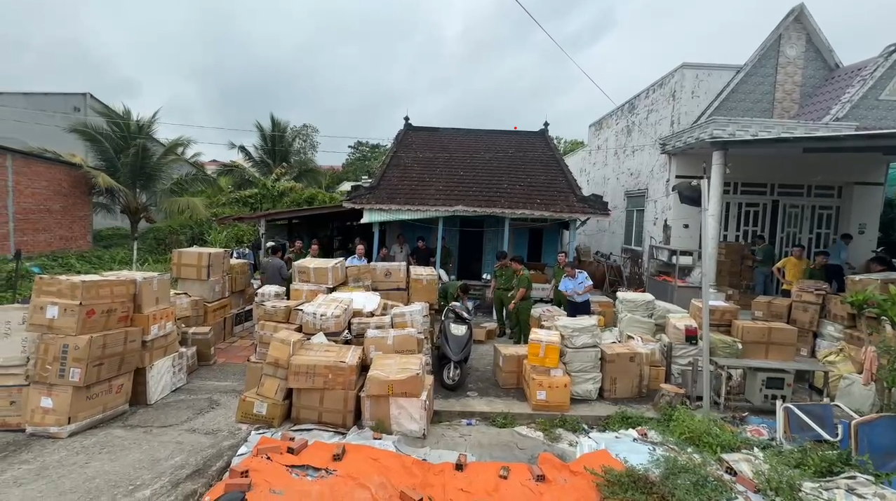 Lực lượng chức năng kh&aacute;m x&eacute;t cơ sở