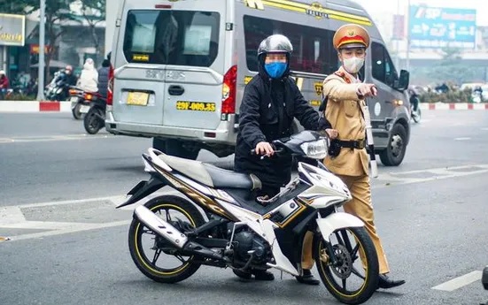 Phạt tiền lên đến 14 triệu đồng người điều khiển xe máy không xi nhan khi chuyển hướng mà gây ra tai nạn giao thông