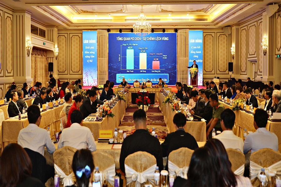 Các chuyên gia trình bày tham luận của chuyên gia về nâng cao năng lực cạnh tranh của tỉnh Lâm Đồng nhằm thu hút dòng vốn đầu tư mới từ các nhà đầu tư chiến lược và quốc tế. Ảnh PV Các chuyên gia trình bày tham luận của chuyên gia về nâng cao năng lực cạnh tranh của tỉnh Lâm Đồng nhằm thu hút dòng vốn đầu tư mới từ các nhà đầu tư chiến lược và quốc tế. Ảnh PV