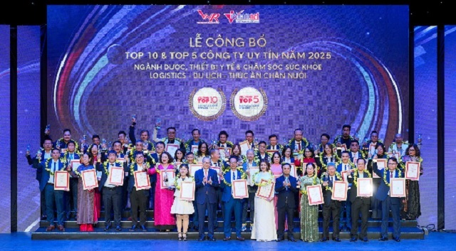 Lễ công bố Top 10 Công ty uy tín ngành Dược - Thiết bị y tế. Ảnh: Đ-Phú Lễ công bố Top 10 Công ty uy tín ngành Dược - Thiết bị y tế. Ảnh: Đ-Phú