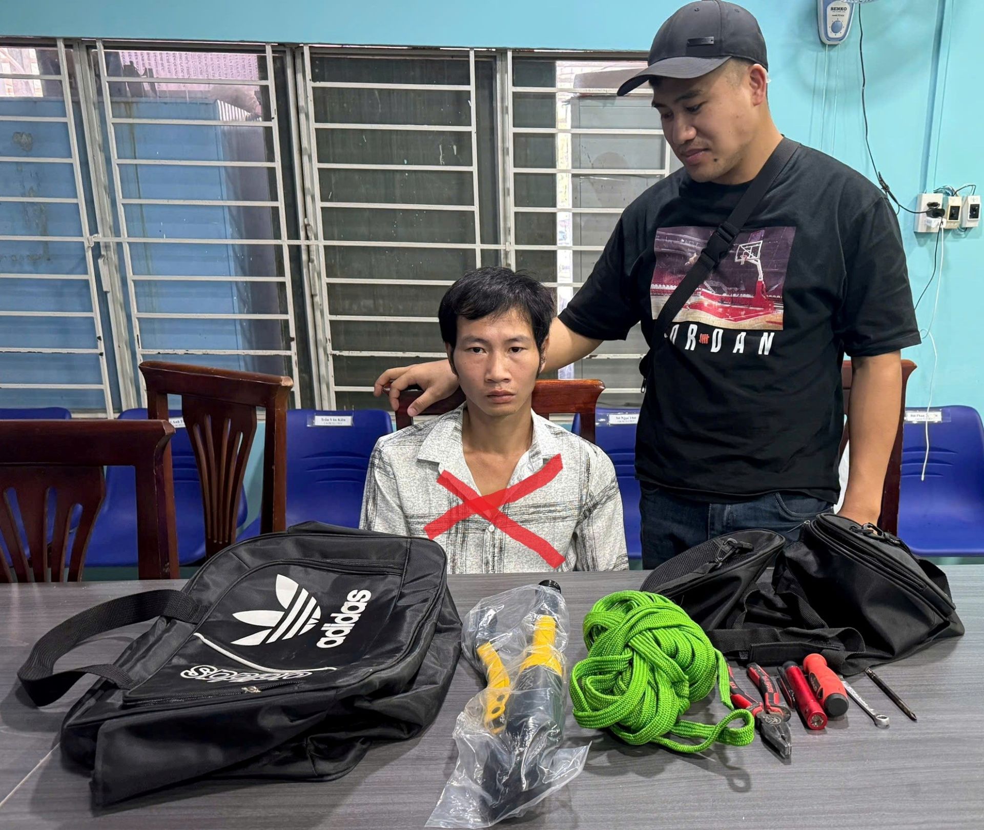 Đối tượng Vũ Xuân Sang và các công cụ để đột nhập cửa hàng Thế Giới Di Động. Đối tượng Vũ Xuân Sang và các công cụ để đột nhập cửa hàng Thế Giới Di Động.