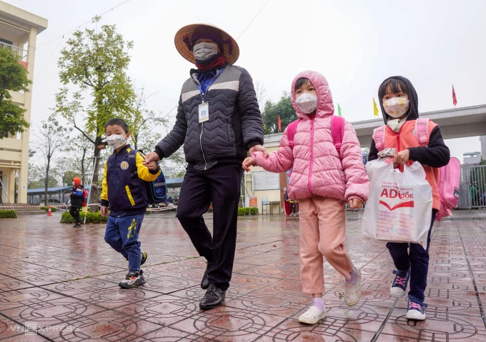 Nhiều trường tiểu học ở Hà Nội lùi giờ vào lớp vì rét dưới 10 độ C