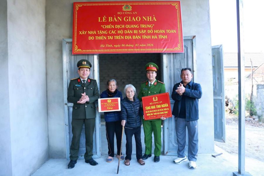 Đại diện C&ocirc;ng an tỉnh b&agrave;n giao nh&agrave; cho c&aacute;c hộ d&acirc;n