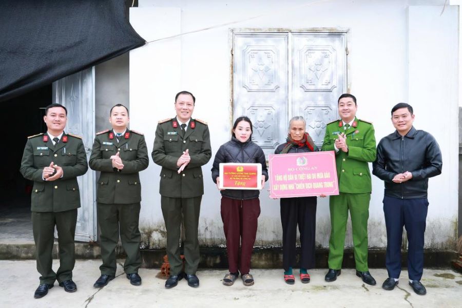 Công an Hà Tĩnh tăng tốc “Chiến dịch Quang Trung”, bàn giao nhà cho các hộ dân bị thiệt hại do bão lũ