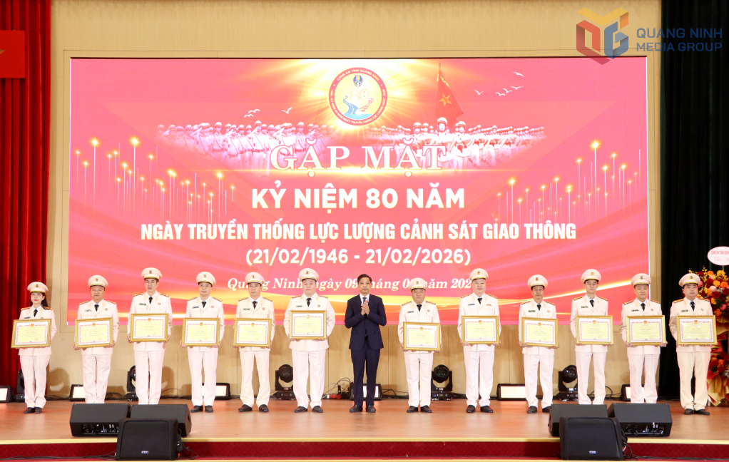 Ông Vũ Văn Diện, Phó Chủ tịch Thường trực UBND tỉnh Quảng Ninh, trao Bằng khen của UBND tỉnh cho các tập thể, cá nhân Ông Vũ Văn Diện, Phó Chủ tịch Thường trực UBND tỉnh Quảng Ninh, trao Bằng khen của UBND tỉnh cho các tập thể, cá nhân