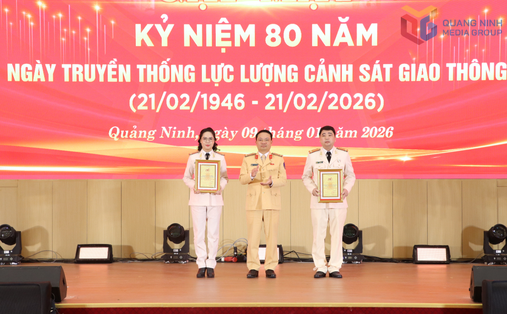 Lãnh đạo Cục Cảnh sát giao thông trao chứng nhận Gương điển hình tiên tiến cho các tập thể, cá nhân Lãnh đạo Cục Cảnh sát giao thông trao chứng nhận Gương điển hình tiên tiến cho các tập thể, cá nhân