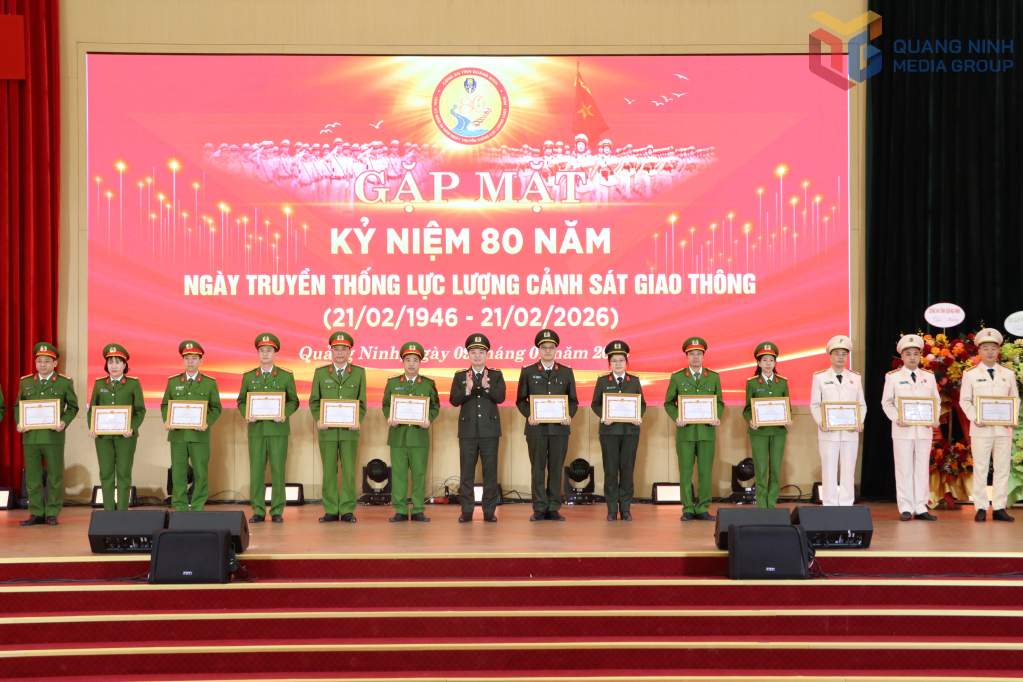 Thiếu tướng Nguyễn Tiến Trung, Giám đốc Công an tỉnh Quảng Ninh, trao Giấy khen cho các tập thể, cá nhân Thiếu tướng Nguyễn Tiến Trung, Giám đốc Công an tỉnh Quảng Ninh, trao Giấy khen cho các tập thể, cá nhân