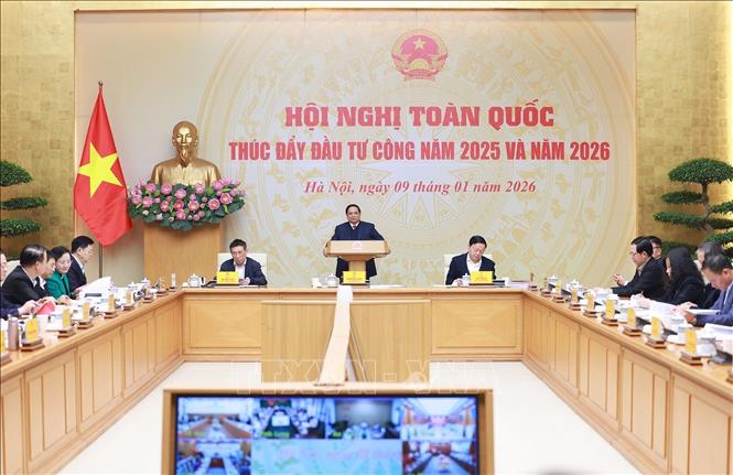 Thủ tướng Phạm Minh Ch&iacute;nh chủ tr&igrave; Hội nghị trực tuyến to&agrave;n quốc th&uacute;c đẩy đầu tư c&ocirc;ng năm 2025 v&agrave; năm 2026. Ảnh: Dương Giang/TTXVN