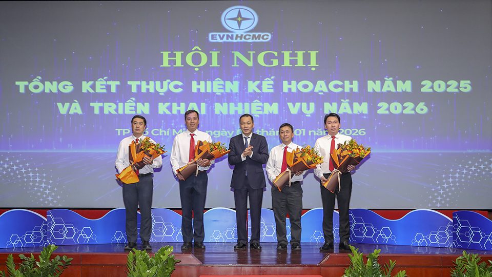 Bí thư Đảng uỷ, Chủ tịch HĐTV EVN Đặng Hoàng An tặng hoa chúc mừng các đơn vị thuộc EVNHCMC được đề xuất tặng Cờ thi đua của Bộ Tài chính. Ảnh: Thành Trung Bí thư Đảng uỷ, Chủ tịch HĐTV EVN Đặng Hoàng An tặng hoa chúc mừng các đơn vị thuộc EVNHCMC được đề xuất tặng Cờ thi đua của Bộ Tài chính. Ảnh: Thành Trung