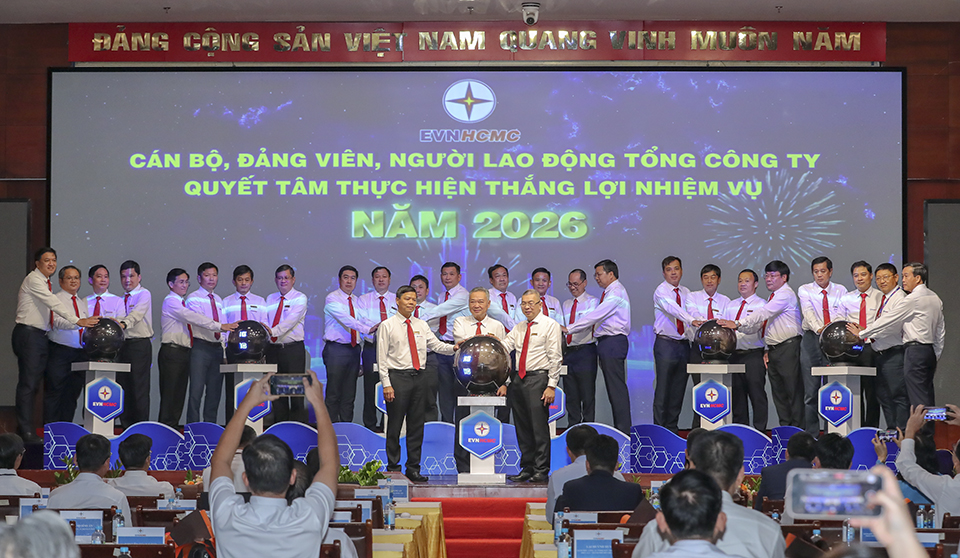 Các đồng chí lãnh đạo Tổng công ty và các đơn vị trực thuộc thực hiện nghi thức phát động phong trào thi đua năm 2026 của Tổng công ty. Ảnh: Thành Trung Các đồng chí lãnh đạo Tổng công ty và các đơn vị trực thuộc thực hiện nghi thức phát động phong trào thi đua năm 2026 của Tổng công ty. Ảnh: Thành Trung