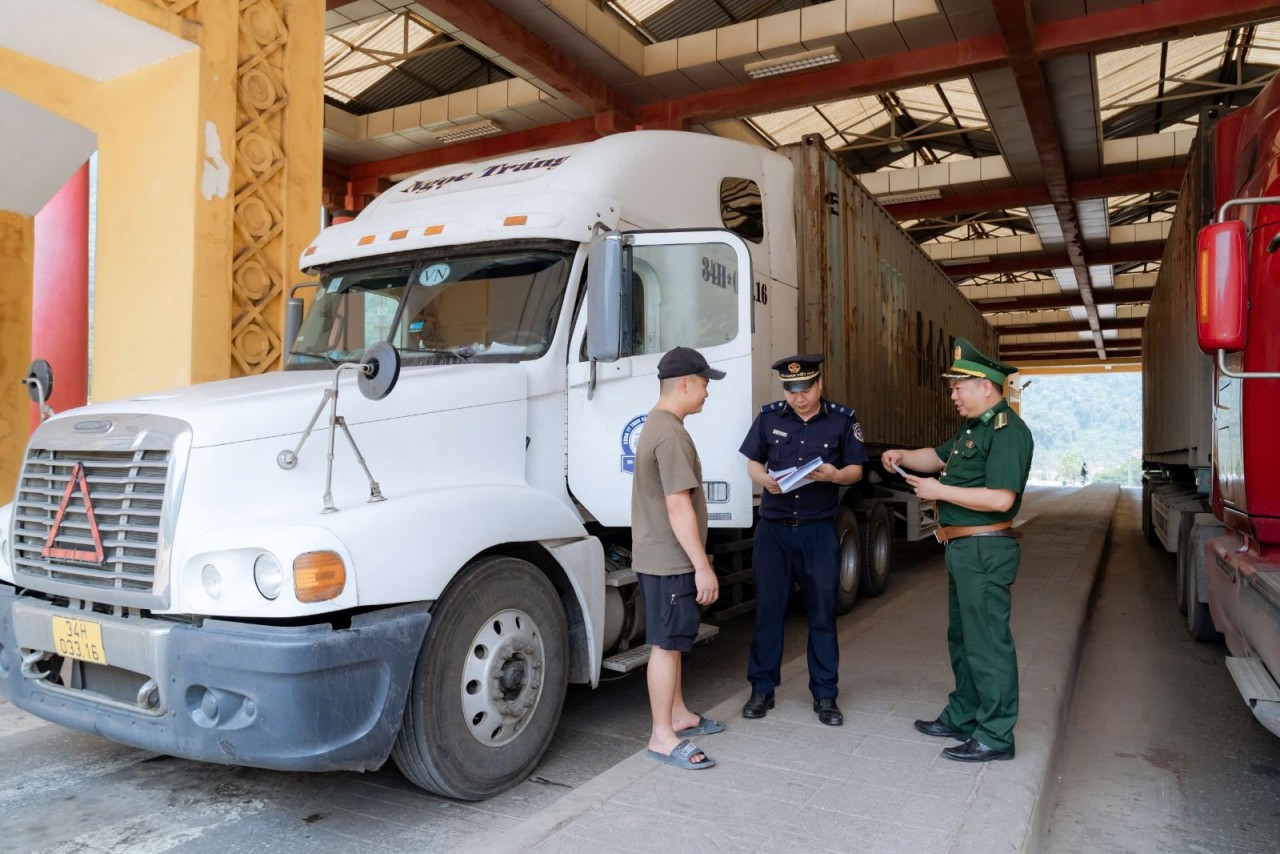 Hải quan khu vực IX: Tăng cường đấu tranh chống buôn lậu, hàng giả dịp cận Tết