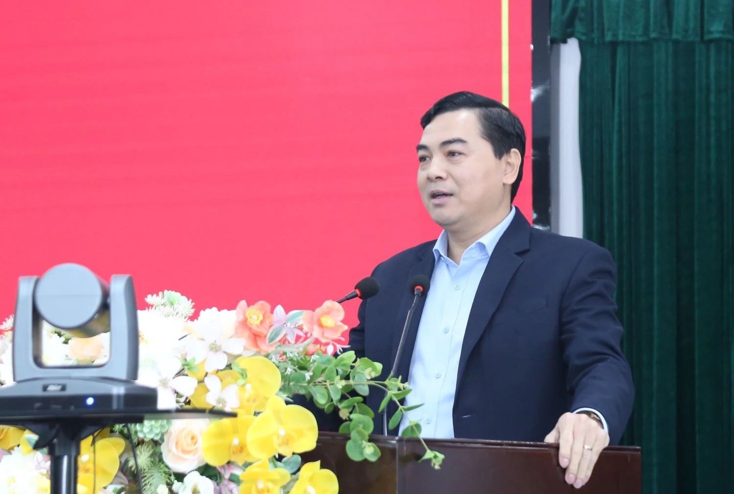 Chủ tịch UBND tỉnh Nguyễn Ho&agrave;i Anh ph&aacute;t biểu tại hội nghị.