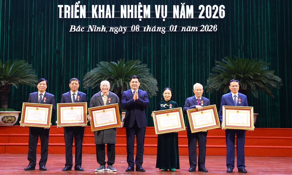 Thừa ủy quyền của Chủ tịch nước, đồng ch&iacute; Nguyễn Hồng Th&aacute;i, B&iacute; thư Tỉnh ủy trao Hu&acirc;n chương Lao động hạng Nhất cho 6 đồng ch&iacute;.