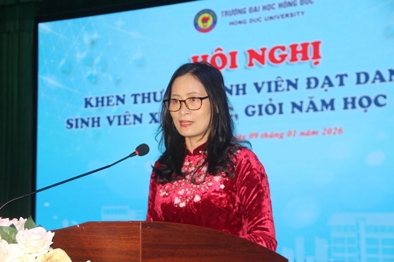 PGS.TS. Ho&agrave;ng Thị Mai, Ph&oacute; Hiệu trưởng Nh&agrave; trường, Chủ tịch Hội Khuyến học ph&aacute;t biểu tại hội nghị
