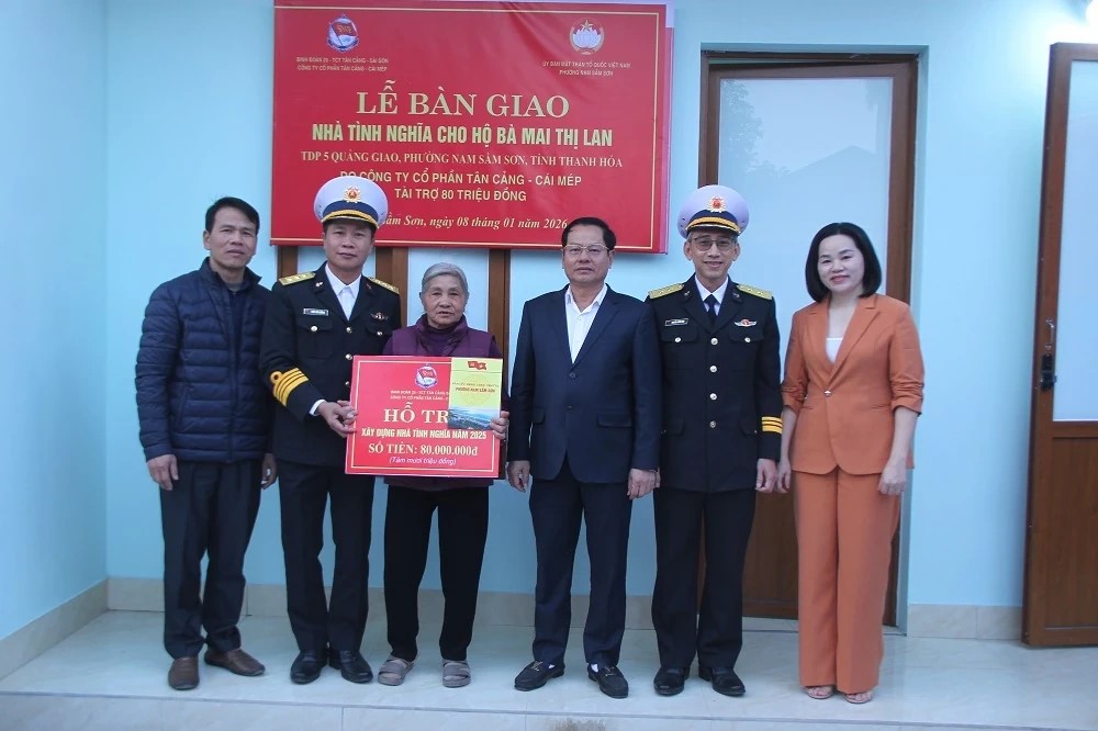 Ban l&atilde;nh đạo C&ocirc;ng ty Cổ phần T&acirc;n Cảng - C&aacute;i M&eacute;p c&ugrave;ng ch&iacute;nh quyền phường Nam Sầm Sơn trao qu&agrave; cho gia đ&igrave;nh b&agrave; Mai Thị Lan.
