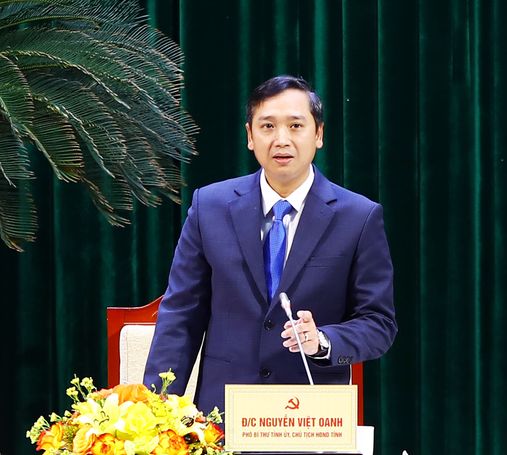 Đồng ch&iacute; Nguyễn Việt Oanh, Ph&oacute; B&iacute; thư Tỉnh ủy, Chủ tịch HĐND tỉnh điều h&agrave;nh thảo luận.