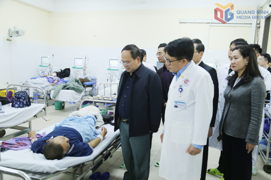 Bí thư Tỉnh ủy Quảng Ninh hỏi thăm bệnh nhân đang điều trị tại Bệnh viện Đa khoa tỉnh Bí thư Tỉnh ủy Quảng Ninh hỏi thăm bệnh nhân đang điều trị tại Bệnh viện Đa khoa tỉnh