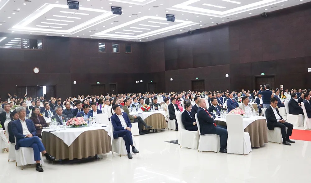 o&agrave;n cảnh Hội nghị với sự tham gia của hơn 200 đại diện doanh nghiệp, nh&agrave; đầu tư tại Đ&agrave; Nẵng.