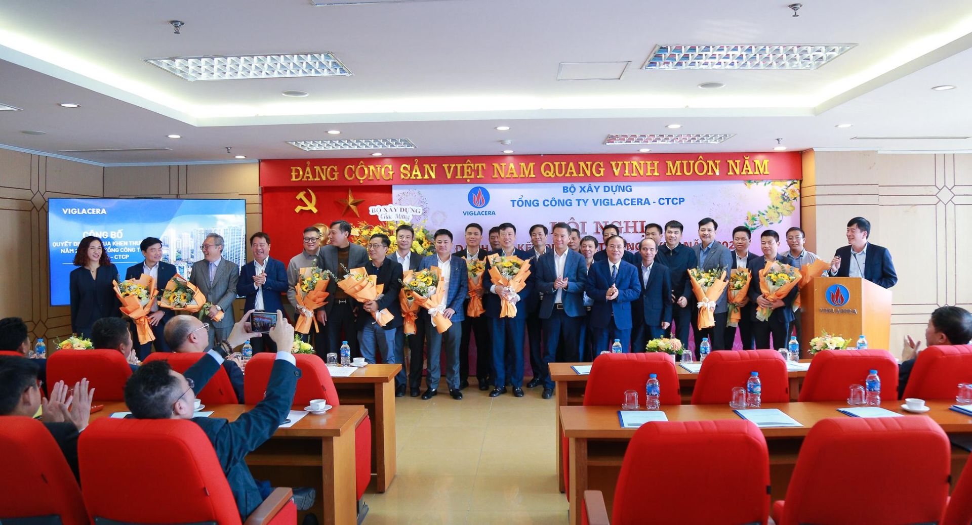 Tổng c&ocirc;ng ty Viglacera vinh danh c&aacute;c tập thể v&agrave; c&aacute; nh&acirc;n xuất sắc, với tổng mức khen thưởng tương đương 9 tỷ đồng cho những th&agrave;nh t&iacute;ch đạt được trong năm 2025