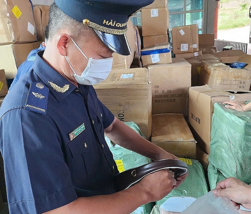 C&ocirc;ng chức Hải quan cửa khẩu quốc tế Cha Lo (Chi cục Hải quan khu vực IX) kiểm tra h&agrave;ng ho&aacute; vi phạm. Ảnh: QH
