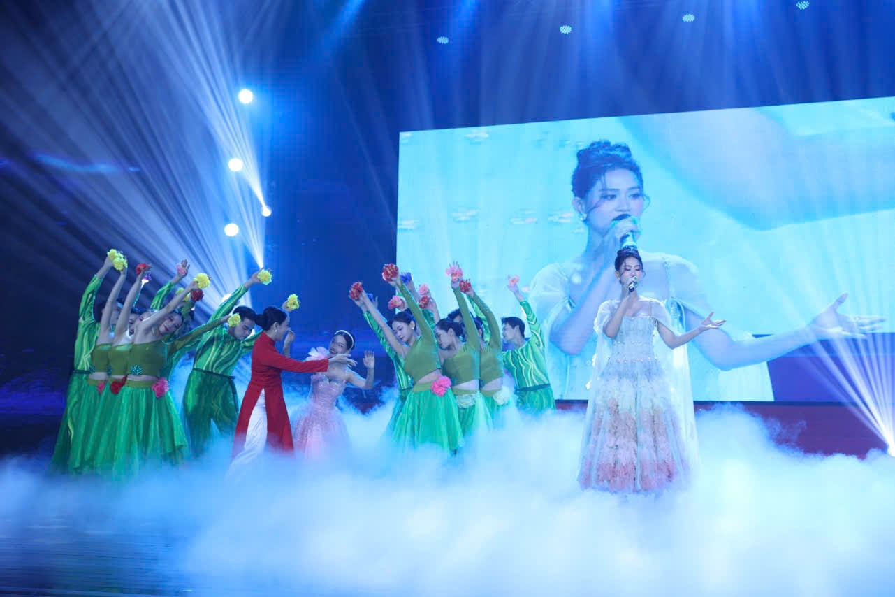 Đ&ecirc;m nhạc năm nay quy tụ đ&ocirc;ng đảo nghệ sĩ tham gia biểu diễn, mang đến cho kh&aacute;n giả những tiết mục gi&agrave;u cảm x&uacute;c, s&acirc;u lắng v&agrave; đầy t&iacute;nh nh&acirc;n văn