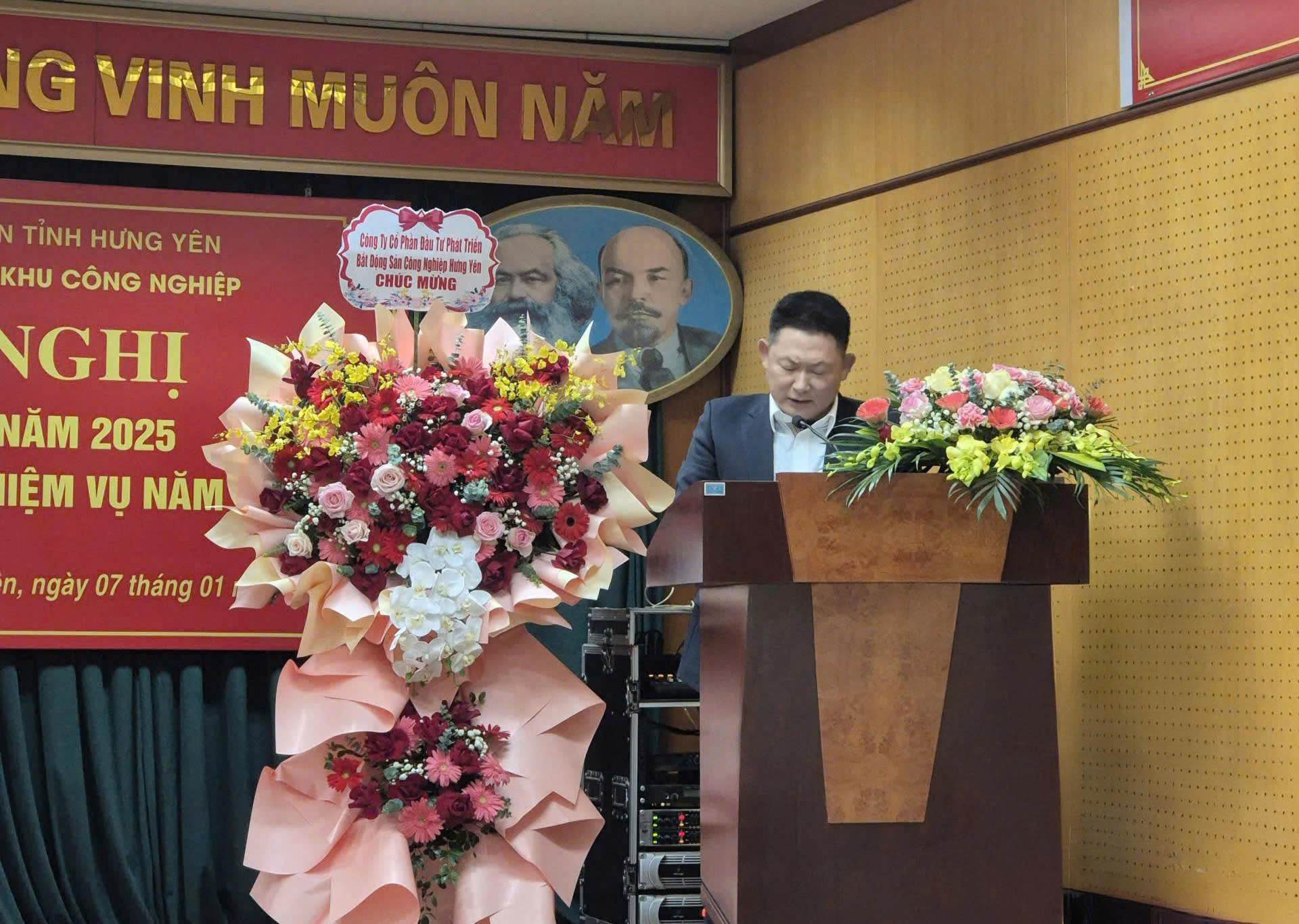 &Ocirc;ng Đặng Quang Minh - Tổng Gi&aacute;m đốc CTCP Đầu tư Ph&aacute;t triển Bất động sản C&ocirc;ng nghiệp Hưng Y&ecirc;n tr&igrave;nh b&agrave;y tham luận về giải ph&aacute;p đẩy nhanh tiến độ đầu tư x&acirc;y dựng hạ tầng KCN Văn Nhuệ - Ho&agrave;ng Hoa Th&aacute;m, bảo đảm mặt bằng đồng bộ để sẵn s&agrave;ng tiếp nhận đầu tư.