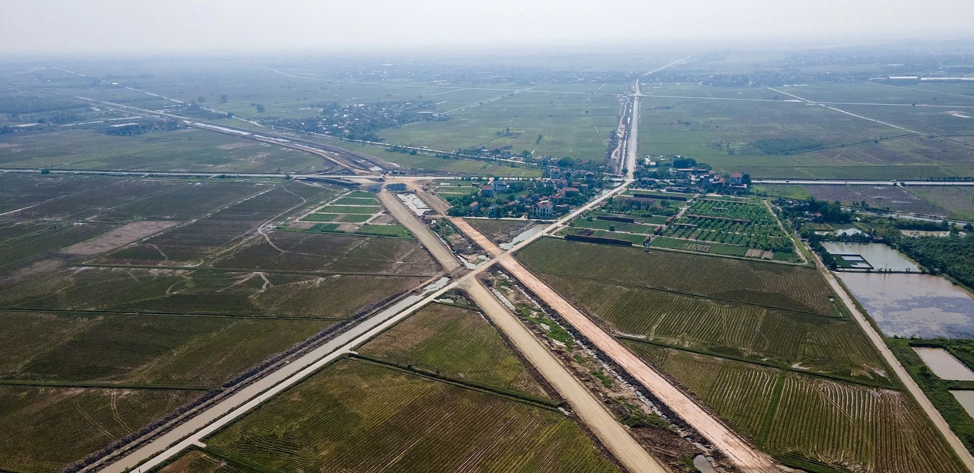 Tuyến đường v&otilde;ng xuy&ecirc;n chạy qua KCN Văn Nhuệ - Ho&agrave;ng Hoa Th&aacute;m