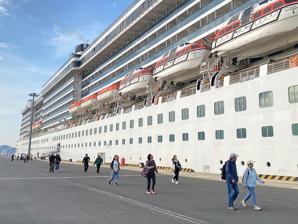 T&agrave;u biển ANDORA MEDITERRANEA cặp cảng Cảng quốc tế Cam Ranh đưa du kh&aacute;ch l&ecirc;n tham quan