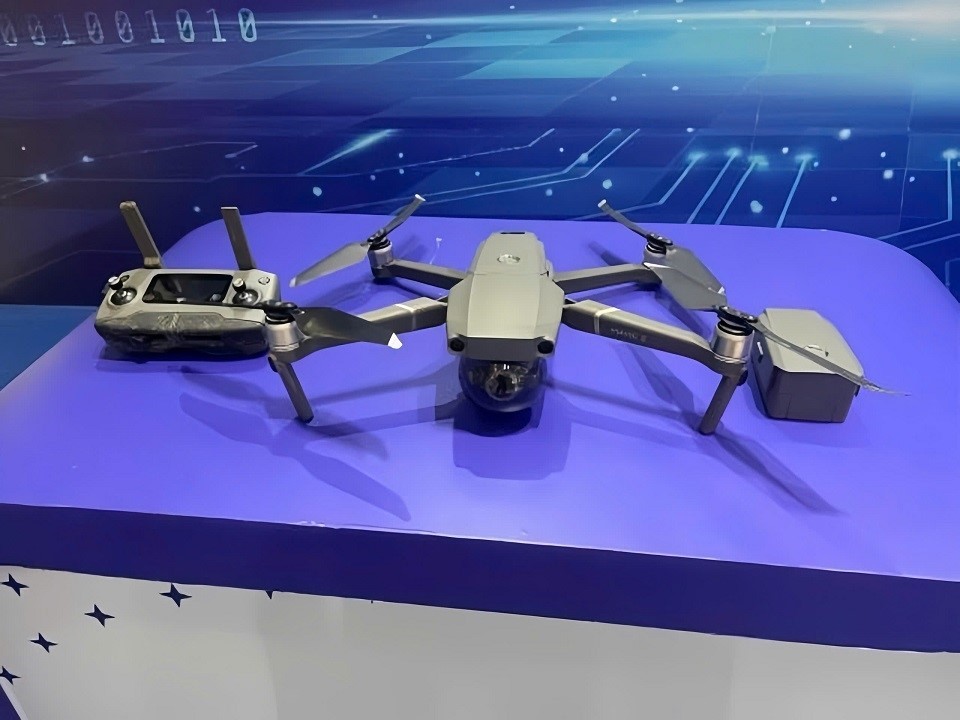 Thiết bị UAV dò tìm sự cố đường dây tự động xử lý hình ảnh và nhận biết nguy cơ sự cố thông báo với người vận hành và gửi thông báo về Trung tâm Thiết bị UAV dò tìm sự cố đường dây tự động xử lý hình ảnh và nhận biết nguy cơ sự cố thông báo với người vận hành và gửi thông báo về Trung tâm