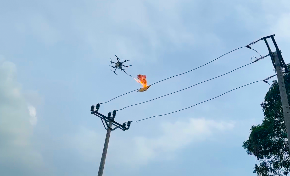 Ứng dụng UAV gắn vòi phun lửa xử lý các mối nguy đe dọa sự cố đường dây, nâng cao an toàn và hiệu quả vận hành lưới điện Ứng dụng UAV gắn vòi phun lửa xử lý các mối nguy đe dọa sự cố đường dây, nâng cao an toàn và hiệu quả vận hành lưới điện