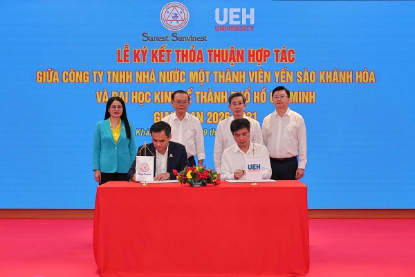 Đại diện l&atilde;nh đạo hai đơn vị tiến h&agrave;nh k&yacute; kết hợp t&aacute;c