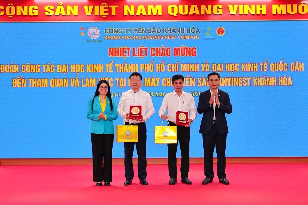 C&ocirc;ng ty Yến s&agrave;o Kh&aacute;nh H&ograve;a tặng qu&agrave; c&aacute;c vị l&atilde;nh đạo UEH