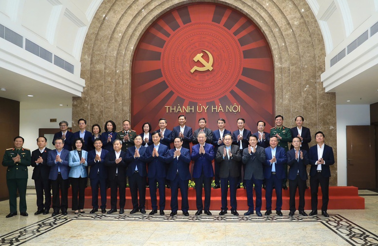 Tổng Bí thư Tô Lâm, Thủ tướng Chính phủ Phạm Minh Chính, Chủ tịch Quốc hội Trần Thanh Mẫn cùng các đại biểu Trung ương, TP. Hà Nội chụp ảnh lưu niệm - Ảnh: VGP/DA Tổng Bí thư Tô Lâm, Thủ tướng Chính phủ Phạm Minh Chính, Chủ tịch Quốc hội Trần Thanh Mẫn cùng các đại biểu Trung ương, TP. Hà Nội chụp ảnh lưu niệm - Ảnh: VGP/DA
