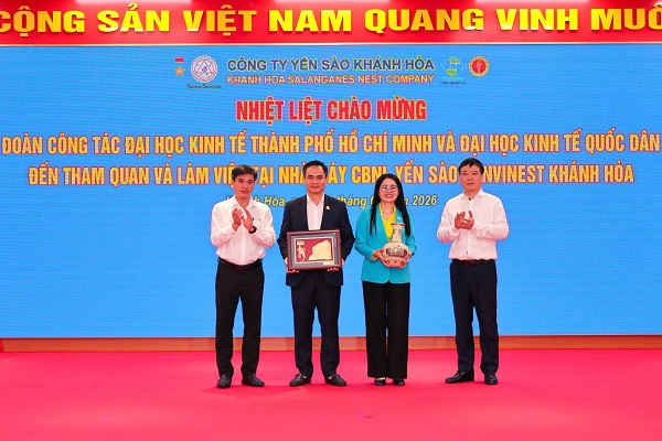 C&aacute;c vị l&atilde;nh đạo UEH tặng qu&agrave; Đại diện l&atilde;nh đạo C&ocirc;ng ty Yến s&agrave;o Kh&aacute;nh H&ograve;a