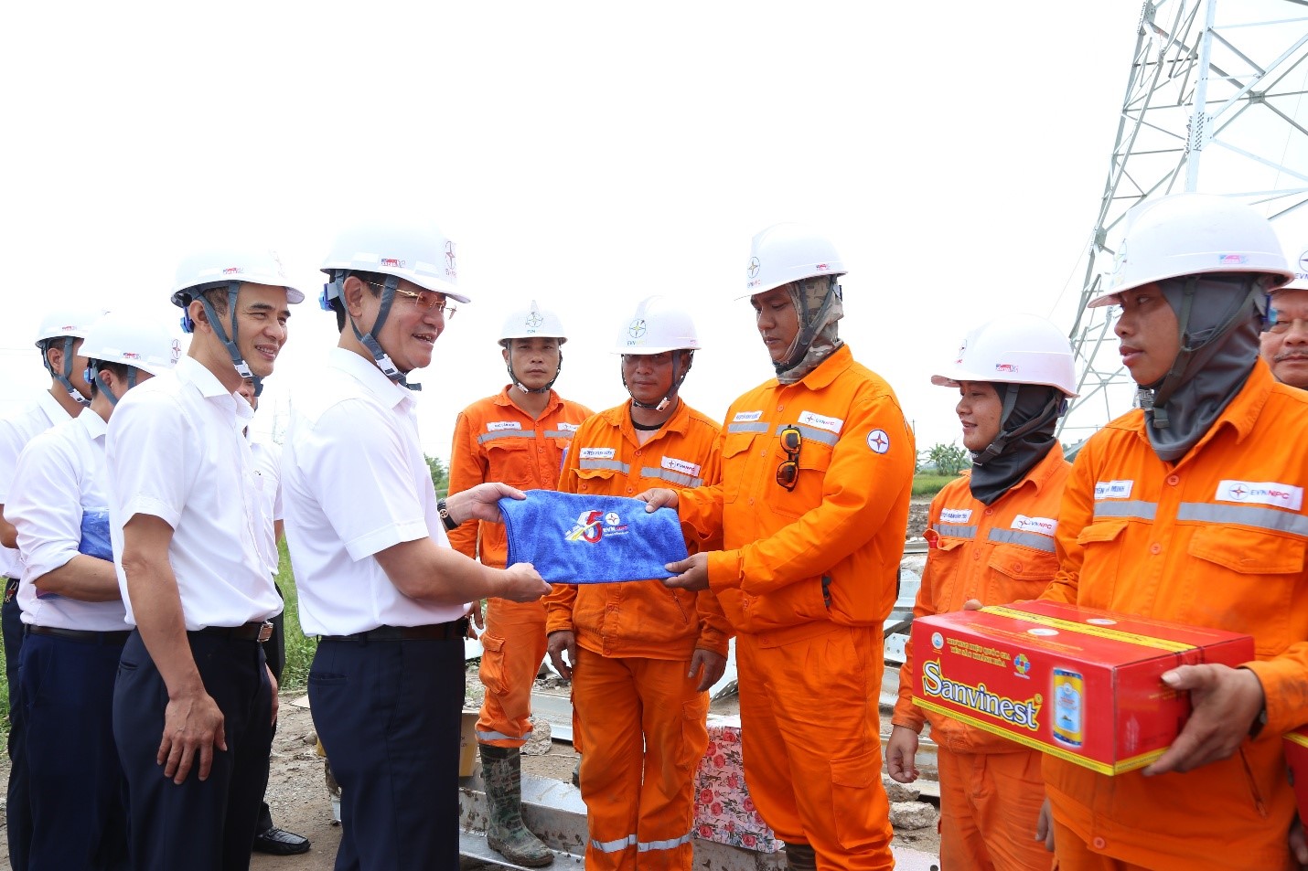 Tổng giám đốc EVNNPC Nguyễn Đức Thiện thăm và tặng quà công nhân trên công trường Tổng giám đốc EVNNPC Nguyễn Đức Thiện thăm và tặng quà công nhân trên công trường