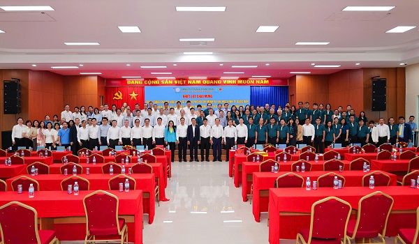 C&aacute;c vị đại biểu dự Lễ k&yacute; kết hợp t&aacute;c chụp ảnh lưu niệm